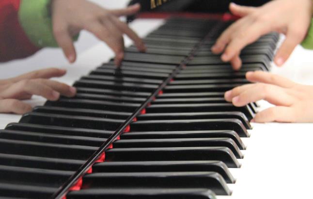 孩子学钢琴